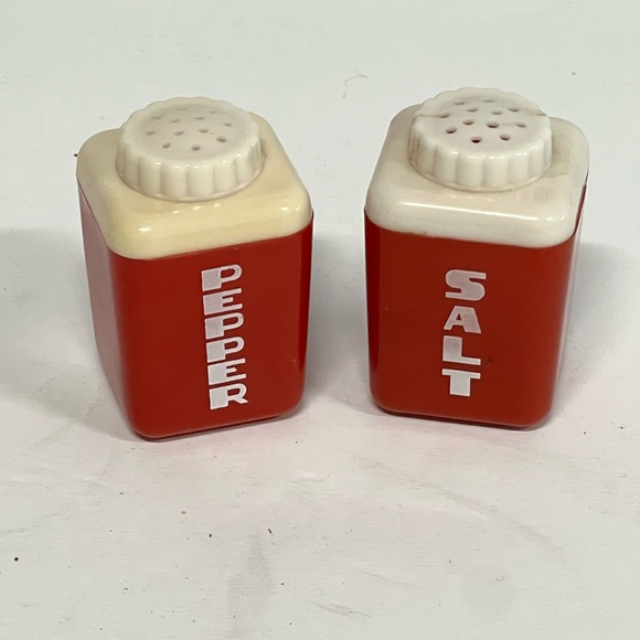 Decorative Only. Vintage.  Lustro Ware, Salt & Pepper Shaker Set - Picture 6 of 6